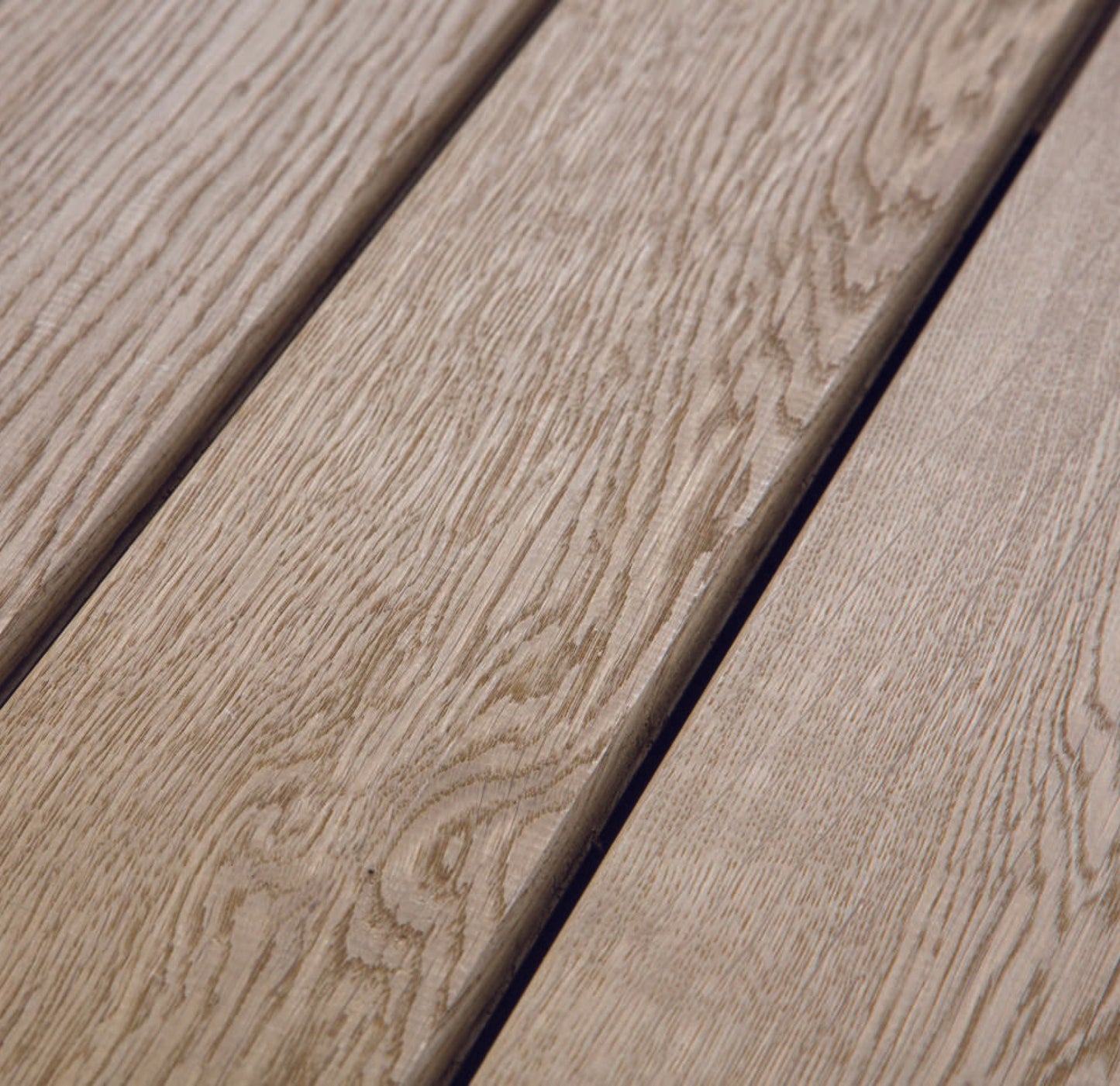 A beleza intrínseca do decking de carvalho maciço