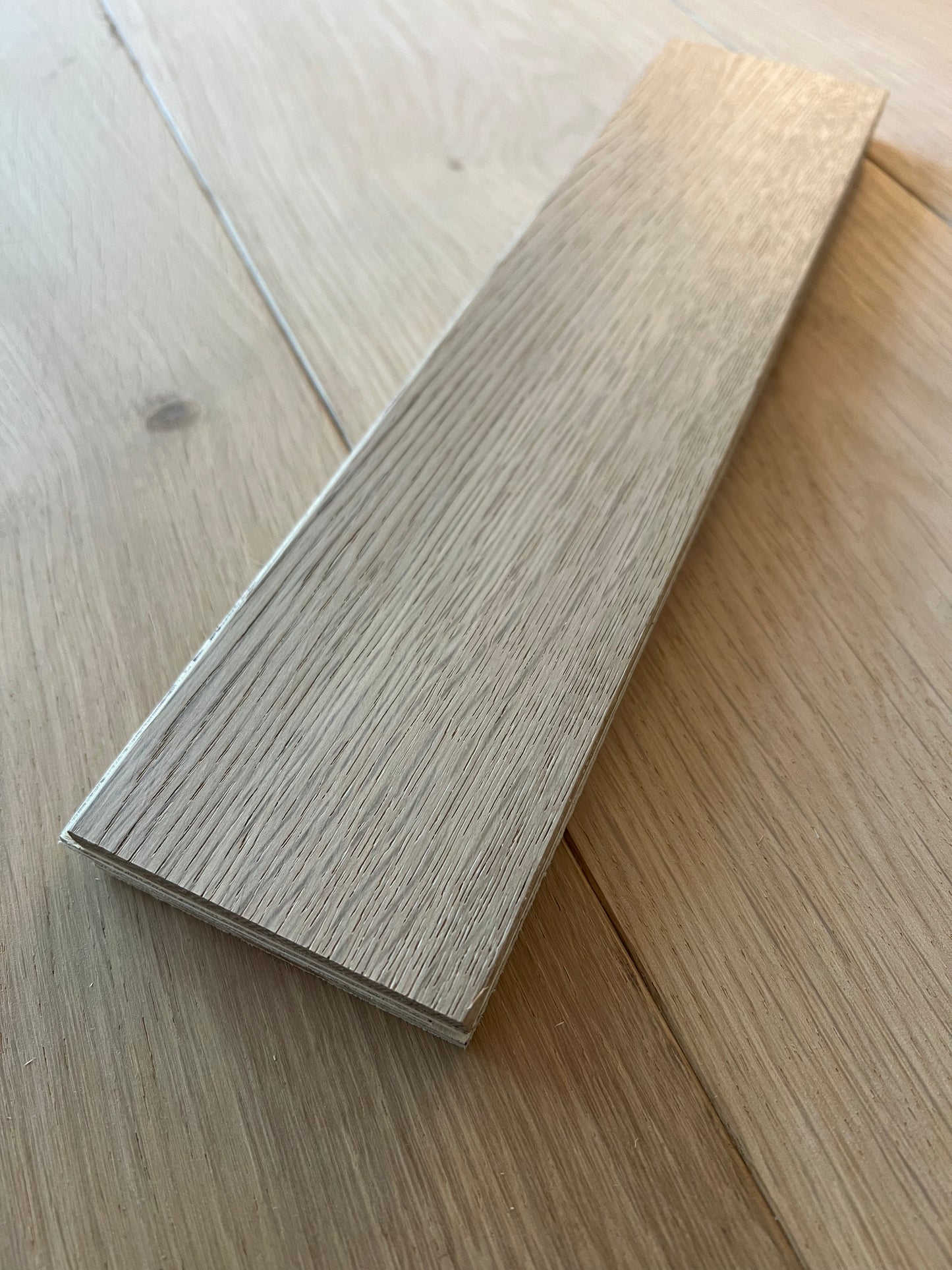 SAMPLE BLOCK - 350mm x 70mm x 15/4mm Select Grade Engineered Oak Parquet - Finish: RAW Lacquer (matte)