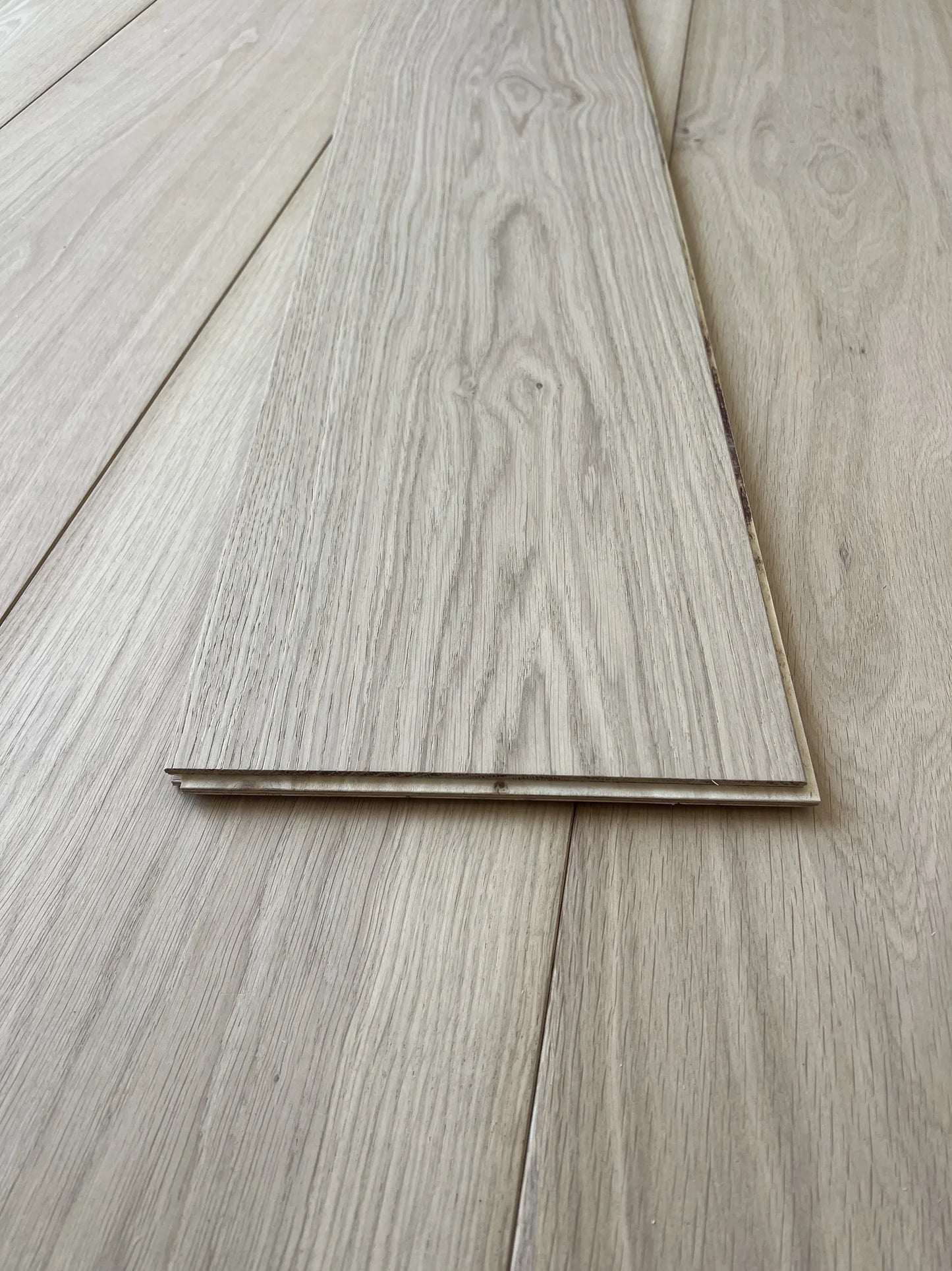 INVISIBLE MATT LACQUER 220mm x 15/4mm - Engineered Oak Flooring [Classic Collection]