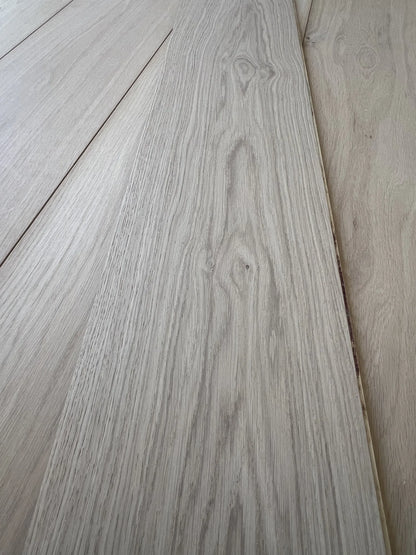 INVISIBLE MATT LACQUER 220mm x 15/4mm - Engineered Oak Flooring [Classic Collection]
