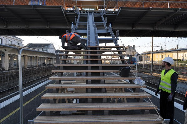 Massive Platelage Oak Decking in Public Stair Application